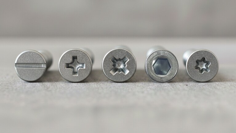 Drážky na spojovacím materiálu